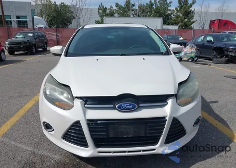 2014 Ford Focus Titanium z USA, uszkodzony, nr VIN 1FADP3N20EL281950